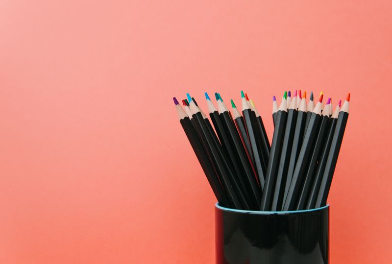 Lápices de colores en un vaso